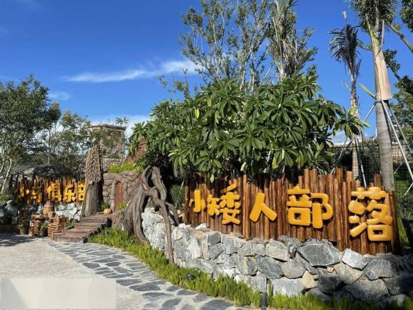 在绵阳市的郊外，有一个名叫萌宠乐园的地方，这里是一个充满生机与活力的世界，各种各样的小动物们在这里快乐地生活着。而在这个萌宠乐园里，最受游客喜爱的莫过于那些色彩斑斓、形态各异的鸟儿了。
