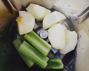 运动后的最佳补给——蔬果椰子水的做法 步骤1