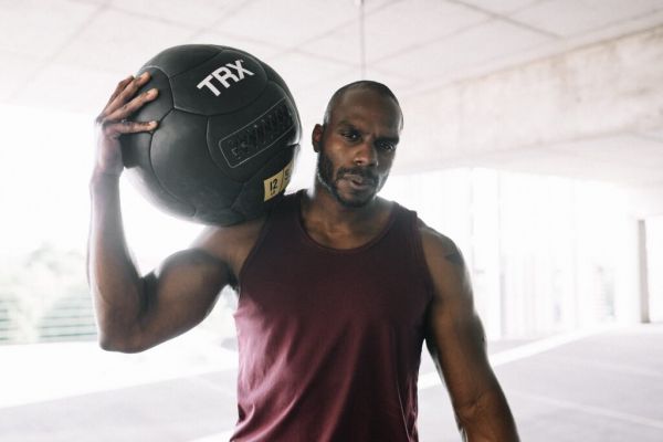 hombre con balon medicinal para quemar calorias