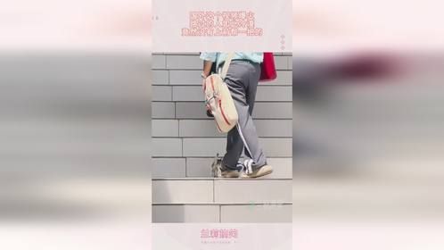 国外这个视频爆火，路过的人如此冷漠，竟然没有上前帮一把的