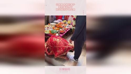 印度最卑微的妻子，要笑着舔男子，就这样还不是正妻