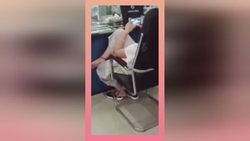 小姐姐这是存了一个亿吗？瞧这姿势就看出来了！
