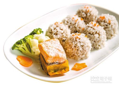 台湾宠物过年也吃年菜吃的比人还“澎湃”(图)