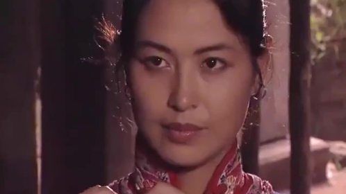 女人的抗战：美女勇闯土匪窝，准备救丈夫，答应和土匪同房