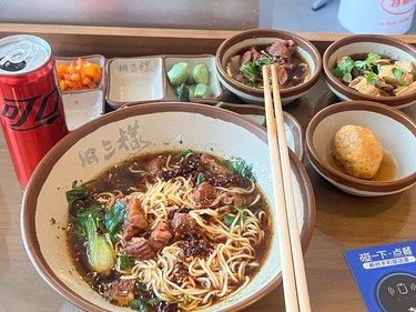 体育小镇内的旧三样