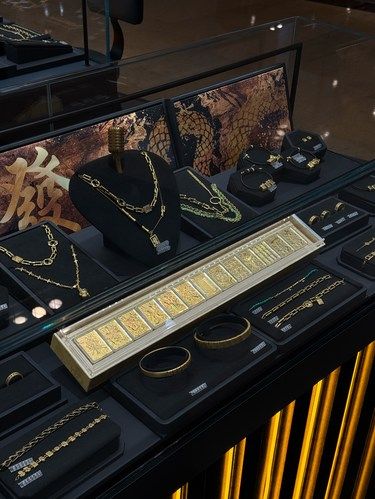 探寻周大福独白黑金饰品的魅力！