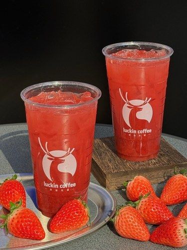 瑞幸店员：这一杯真有20颗草莓的...汁