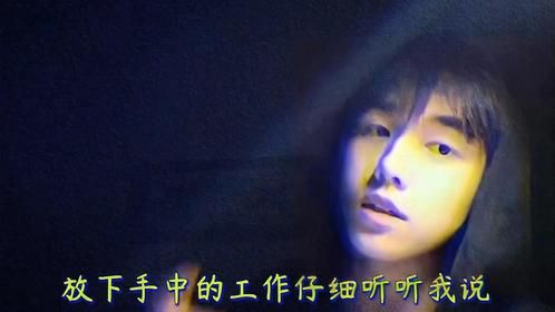 姑娘在操场深情演唱《MOM》，歌声治愈让人动容，太好听了！