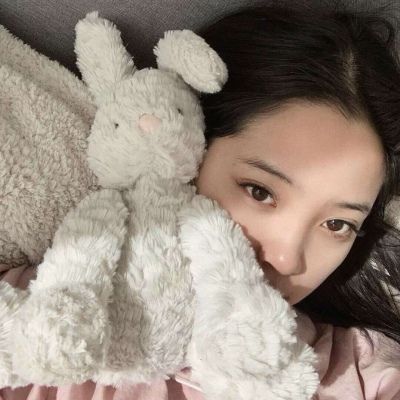 女头带宠物