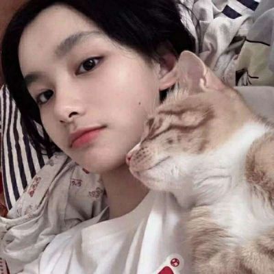 女头带宠物