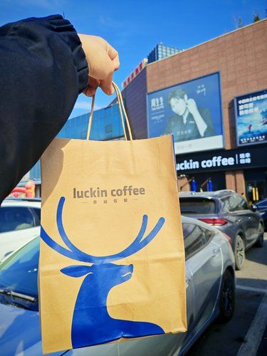 悠闲时刻，来杯Luckin Coffee