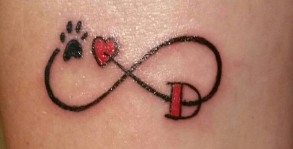 Tatuaje de huella con infinito