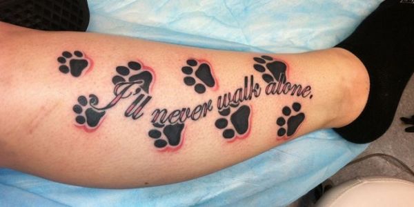 Tatuaje de perro con texto
