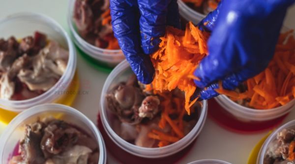 在某些情况下，宠物食品可能会使用一些人类食品中不被允许的原料