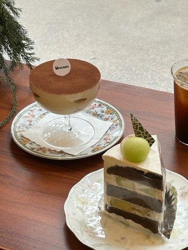 玻璃窗甜品咖啡和我
