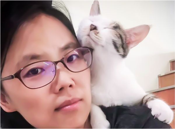很多人家里养的猫，恐怕都没有这么亲人