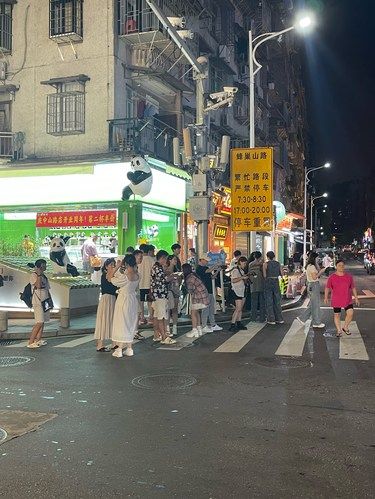 厦门这是什么打卡点大晚上还在排队。。。