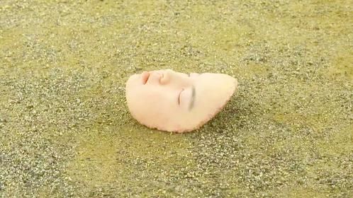 女孩不小心被足球砸到头，脸直接掉了下来，同学们吓到了！