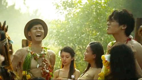 两个小伙探险，来到一处只有女人的小岛，两人说啥也不走了！