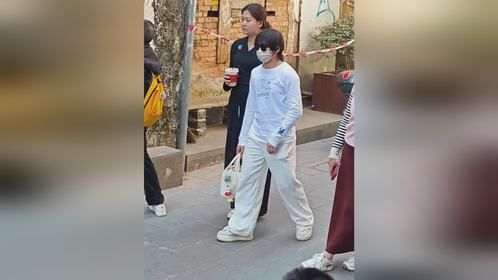 全红婵全副武装和家人逛吃 边赏景边游玩