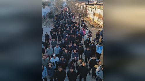 山东人拜年大场面，跪拜是至高礼仪，这不是陋习，而是传承