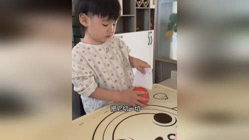 早上妈妈还没起床，三岁半儿子主动给妈妈做早饭