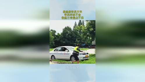教练教学员开车，学员穷追不舍，教练小命差点不保！