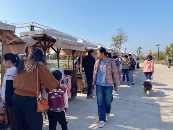 图：活动吸引众多市民游客前来参加