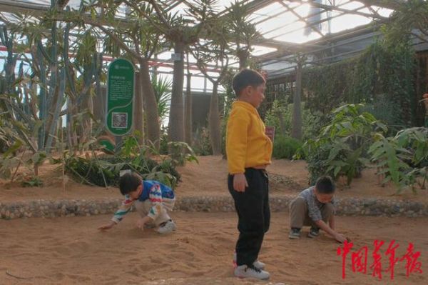 1月24日,北京,世界花卉大观园沙漠植物温室,小朋友们在温暖的公共区域玩耍。田嘉硕/摄