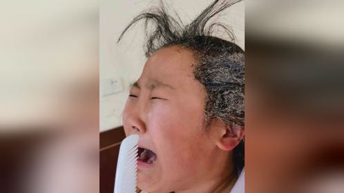 小女孩捡炸过后的炮仗粉末，将带火星的木棍放粉末上把头发烧炸毛