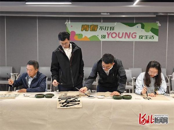10月9日,雄安新区青年夜校开班。图为软笔书法课程教学现场。中国宋庆龄青少年科技文化交流中心供图