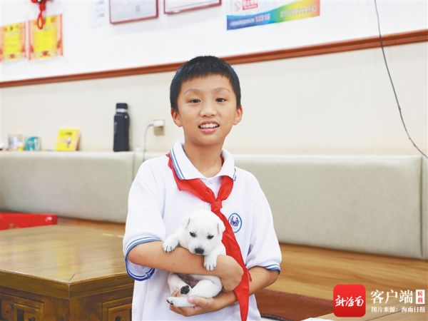 朱翰林和拉布拉多犬“多多”。记者 徐慧玲 摄