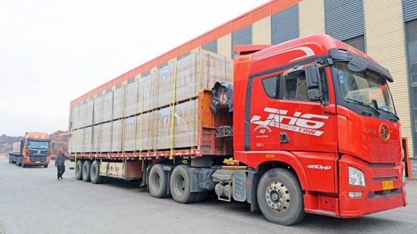 广西高林林业股份有限公司包装整齐的生态板材码放卡车准备发货。