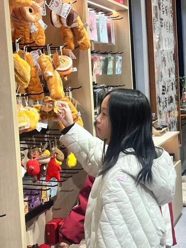 市民游客选购带有武汉特色的小挂件。雷心蕊 摄