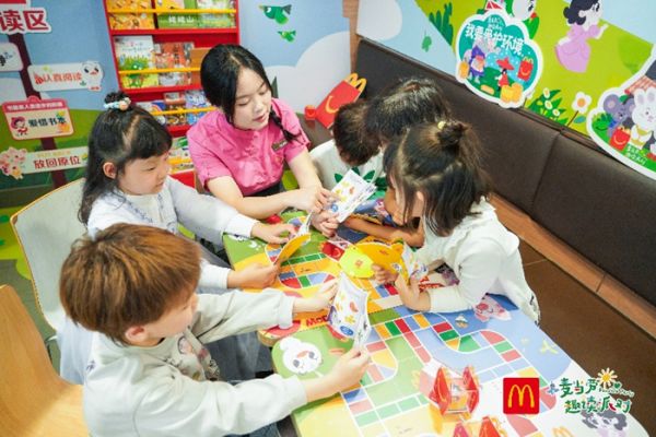 与小鸟共享的亲子乐园时光，一次特别的喂食体验