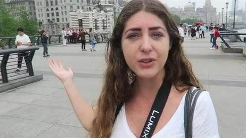 美国姑娘在中国深圳，街头看见这一幕，直言：要在美国压根不可能