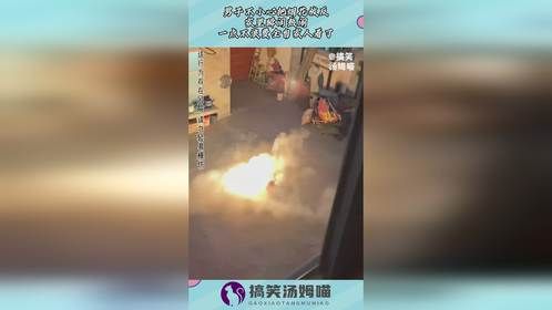 男子不小心把烟花放反，家里瞬间热闹，一点不浪费全自家人看了！