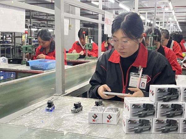 (伟力智能AI玩具生产车间灯火通明 记者吴绵强摄)