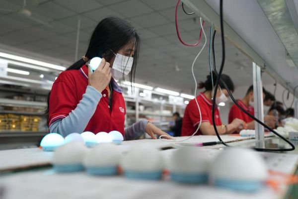 (跃然创新AI玩具产品BubblePal生产一线 记者吴绵强摄)