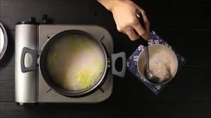 鱼肉蔬菜粥 | 爸爸厨房 VOL.004--三文鱼、彩椒、卷心菜、大米的做法 步骤11