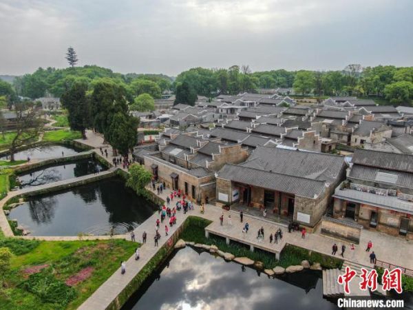 图为江西在港乡亲回乡走进位于江西吉安的钓源古村，感受古老庐陵文化的魅力。　刘力鑫 摄