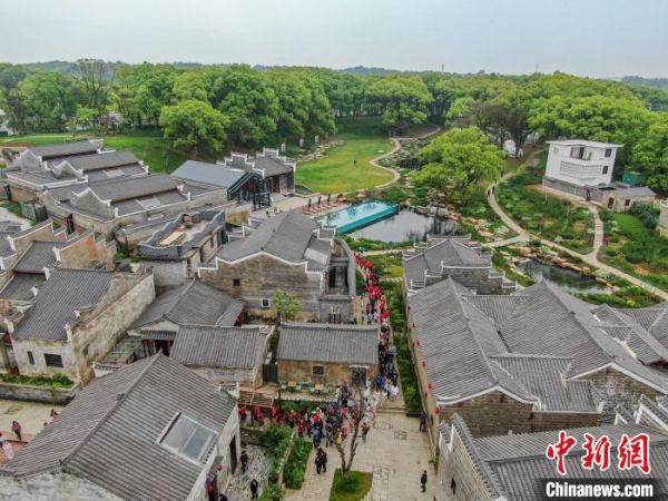 图为江西在港乡亲回乡走进位于江西吉安的钓源古村，感受古老庐陵文化的魅力。　刘力鑫 摄
