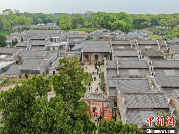 图为江西在港乡亲回乡走进位于江西吉安的钓源古村，感受古老庐陵文化的魅力。　刘力鑫 摄