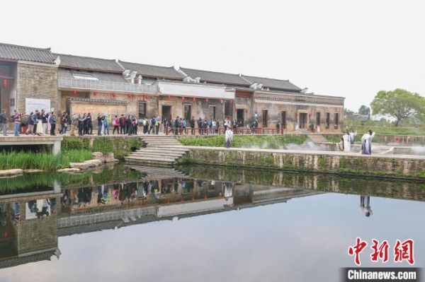 图为江西在港乡亲回乡参观游览位于江西吉安的钓源古村，感受古老庐陵文化的魅力。　刘力鑫 摄