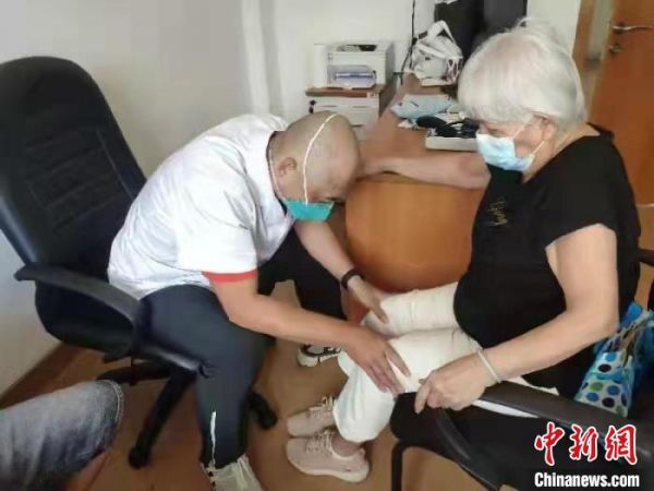 患者感受中医推拿治疗的神奇效果。　岳阳医院供图