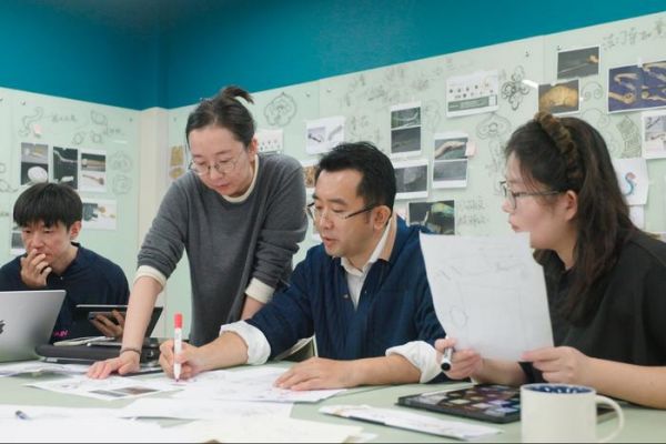 “巳升升”设计团队正在进行创作。受访者供图