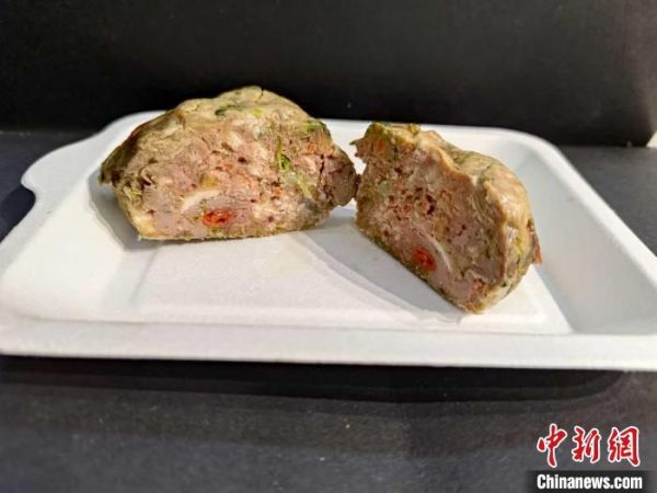 乙巳蛇年春节期间，宠物年夜饭热销。济南汪贝力鲜食店推出价值168元的宠物年夜饭套餐，图为鲜肉饭团。　(受访者供图)