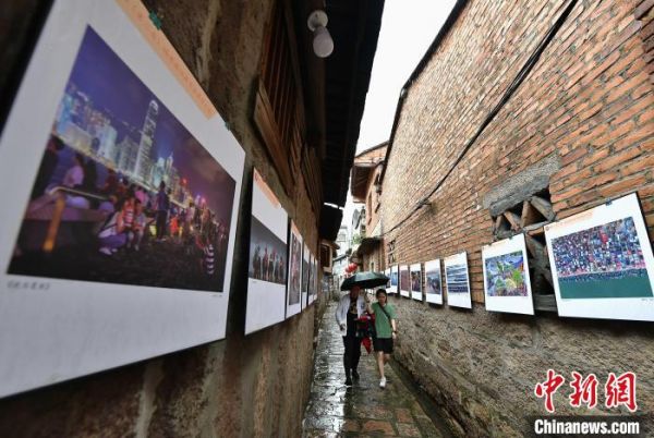 图为在长乐三溪村老街上展出的摄影作品。　张斌 摄