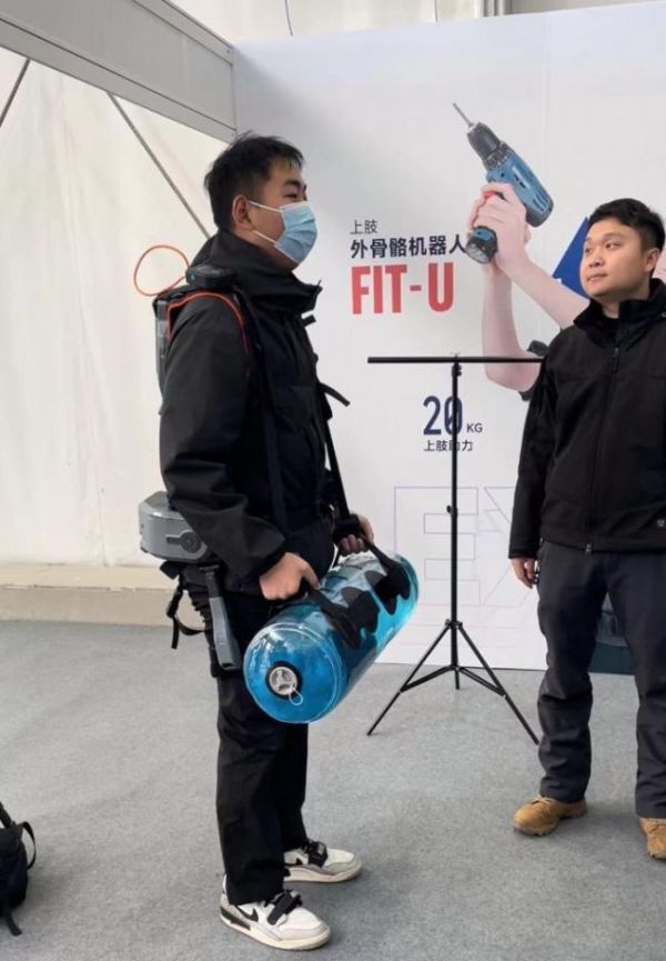 人形机器人牵绳遛机器狗 科技重塑生活工作方式