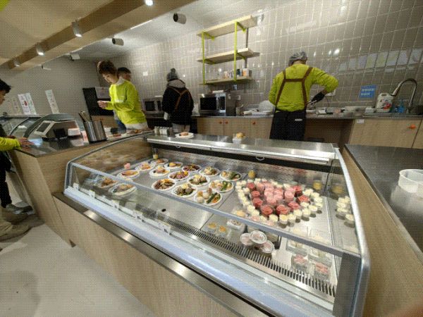 宠主也可以选购新鲜食材，加工后带走，门店外也提供了宠主停留区。
